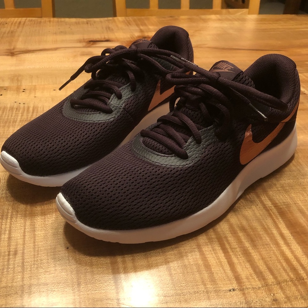 Nike Tanjun shoes Size 9